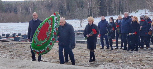 В Беларуси чтят память жителей Хатыни и тысяч других сожженных деревень.